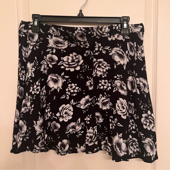 Forever 21 Dresses & Skirts - Forever 21~Skater Skirt~Size L~Black & White~Rose Pattern
